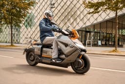 BMW CE 04 : le maxi-scooter électrique est-il vraiment sans concurrence ?