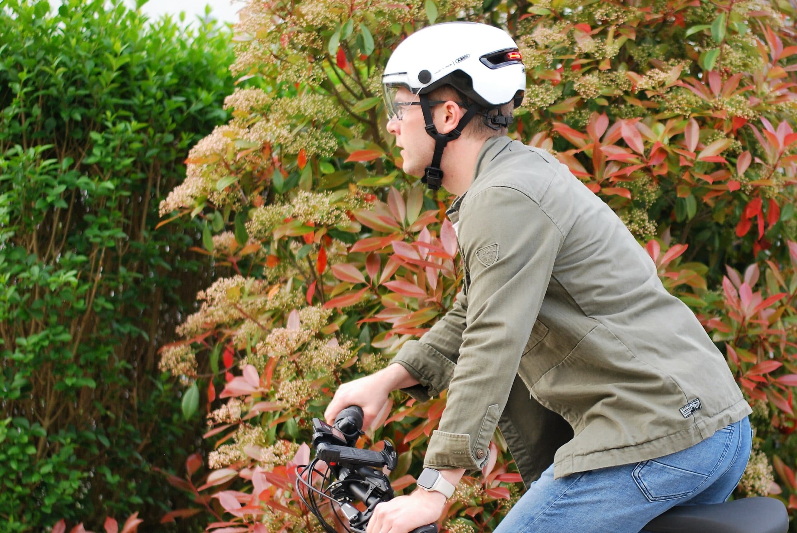 Casque vélo urbain Abus HUD-Y Ace avec visière et led arrière