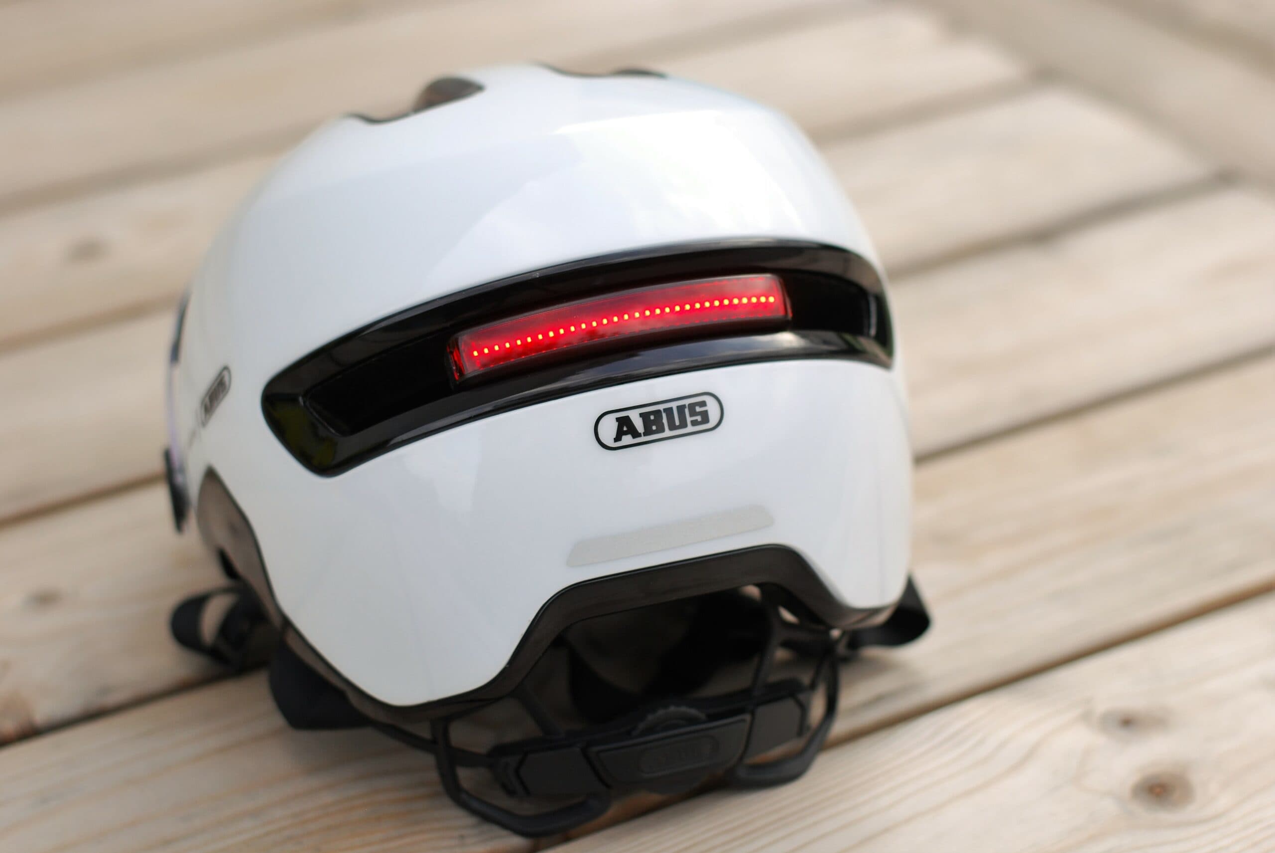 asque vélo urbain Abus HUD-Y Ace avec visière et led arrière magnétique