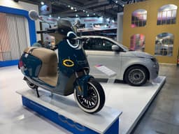 EICMA 2024 : La Dolce Vita en scooter électrique Fiat 500