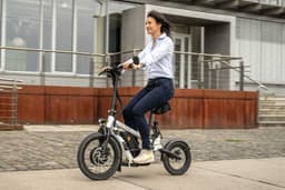 Mi-vélo mi-trottinette, l'étrange engin hybride de Steereon réinvente la mobilité