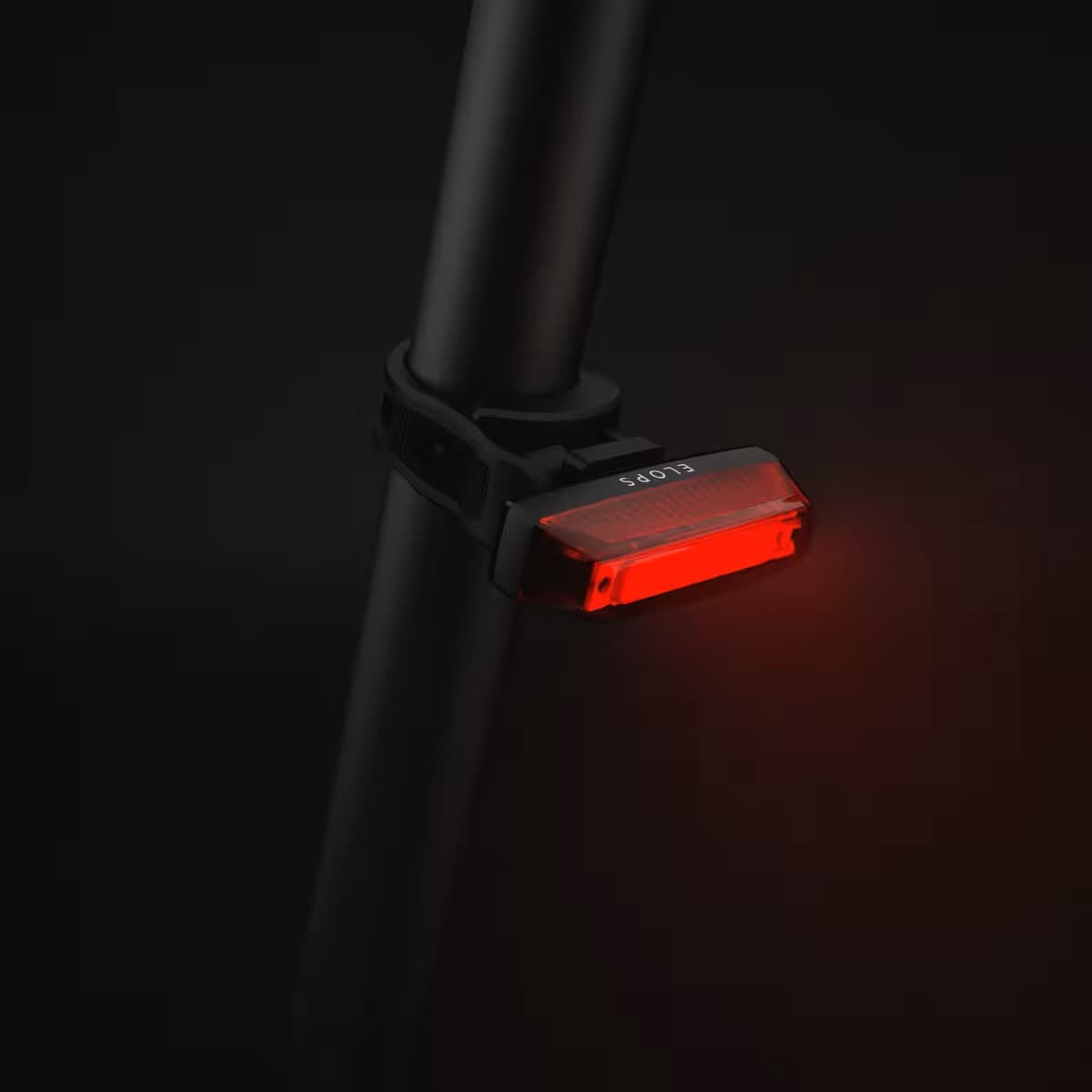 Feu arrière du kit d’éclairage vélo Elops ST 920 fixé sur la tige de selle